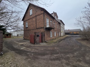 Dwie kamienice na wlocie do Koła