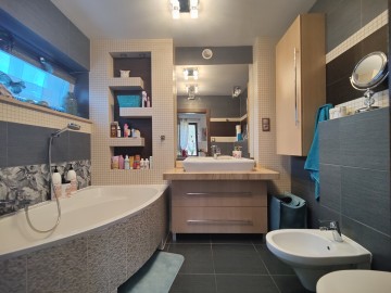 Przestronny dom, 6 sypialni, energooszczędny, przy lesie