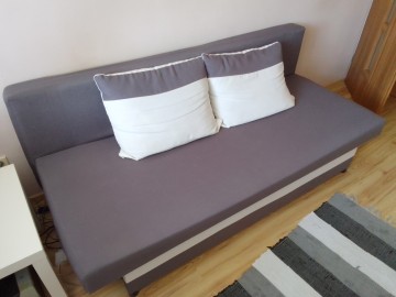 Tapczan rozkładany z pojemnikiem na posciel