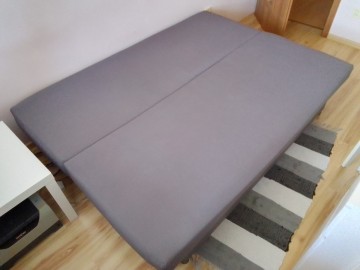 Tapczan rozkładany z pojemnikiem na posciel