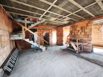 Dom w trakcie budowy w sąsiedztwie las&oacute;w i Jez. Ślesińskiego