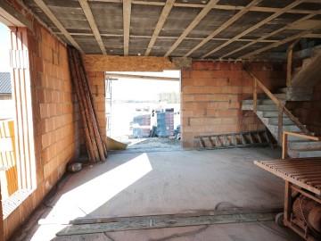 Dom w trakcie budowy w sąsiedztwie las&oacute;w i Jez. Ślesińskiego