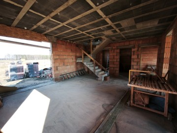 Dom w trakcie budowy w sąsiedztwie las&oacute;w i Jez. Ślesińskiego