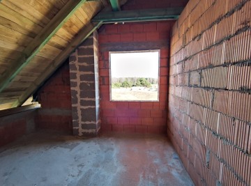 Dom w trakcie budowy w sąsiedztwie las&oacute;w i Jez. Ślesińskiego