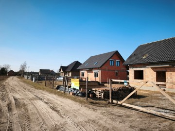 Dom w trakcie budowy w sąsiedztwie las&oacute;w i Jez. Ślesińskiego