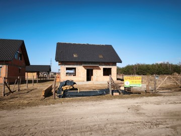 Dom w trakcie budowy w sąsiedztwie las&oacute;w i Jez. Ślesińskiego