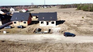 Dom w trakcie budowy w sąsiedztwie las&oacute;w i Jez. Ślesińskiego