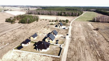 Dom w trakcie budowy w sąsiedztwie las&oacute;w i Jez. Ślesińskiego