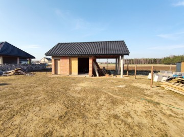 Dom w trakcie budowy w sąsiedztwie las&oacute;w i Jez. Ślesińskiego