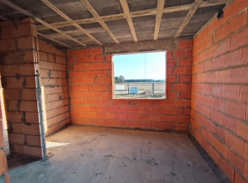 Dom w trakcie budowy w sąsiedztwie las&oacute;w i Jez. Ślesińskiego