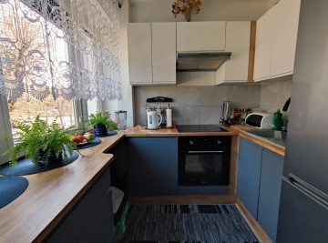 3 pok. mieszkanie, I piętro, po remoncie, umeblowane -os. V