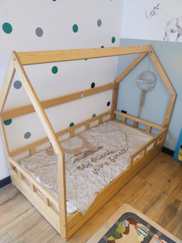 Sprzedam dwa łóżka dziecięce.