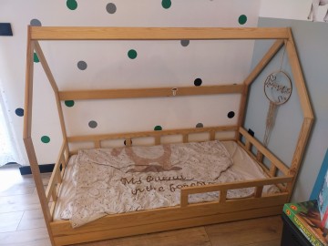 Sprzedam dwa łóżka dziecięce.