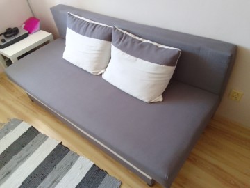 Rozkładany tapczan z pojemnikiem na posciel