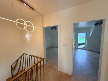 Nowy dom z garażem i ogrodem, designerskie wnętrze -Karsy