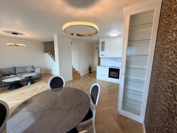 Nowy dom z garażem i ogrodem, designerskie wnętrze -Karsy