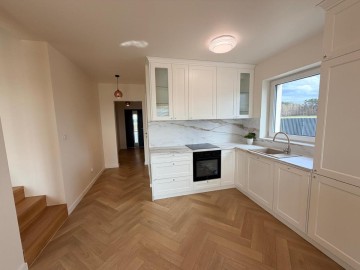 Nowy dom z garażem i ogrodem, designerskie wnętrze -Karsy