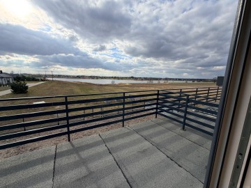 Nowy dom z garażem i ogrodem, designerskie wnętrze -Karsy