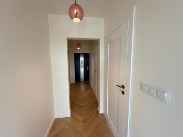 Nowy dom z garażem i ogrodem, designerskie wnętrze -Karsy