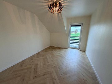 Nowy dom z garażem i ogrodem, designerskie wnętrze -Karsy