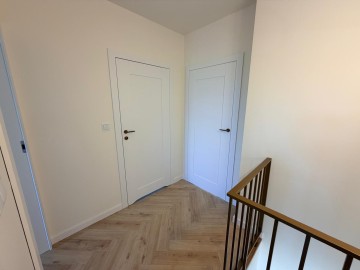 Nowy dom z garażem i ogrodem, designerskie wnętrze -Karsy