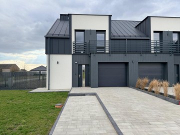 Nowy dom z garażem i ogrodem, designerskie wnętrze -Karsy