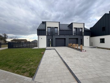 Nowy dom z garażem i ogrodem, designerskie wnętrze -Karsy