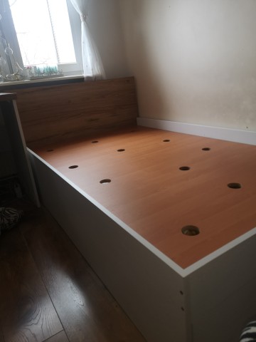 Ł&oacute;żko sypialniane