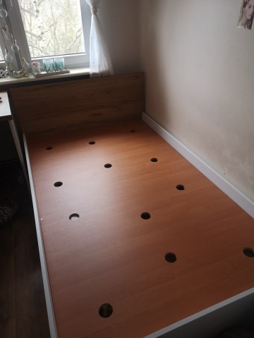 Ł&oacute;żko sypialniane