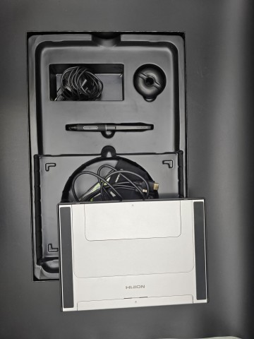 Tablet graficzny Huion Kamvas 16  Stan: sprawny, dobry, używ