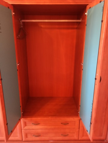 Pojemna szafa ubraniowa