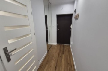 Sprzedam mieszkanie po remoncie-2 pokoje-niski blok -Centrum