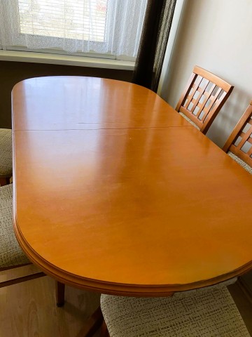 Sprzedam stół z sześcioma krzesłami