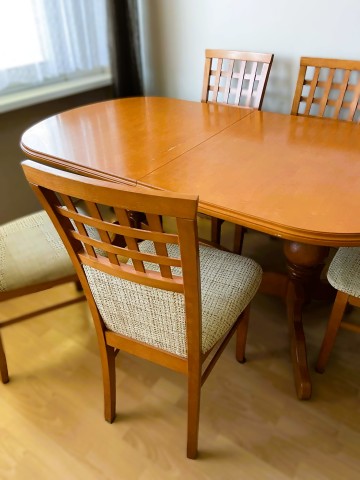 Sprzedam st&oacute;ł z sześcioma krzesłami