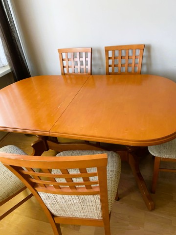 Sprzedam stół z sześcioma krzesłami