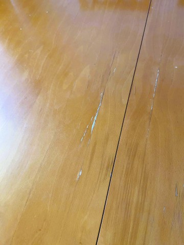 Sprzedam stół z sześcioma krzesłami