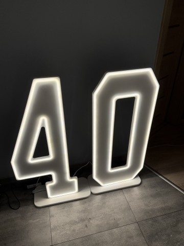 Wynajem Hostia, napis Happy Birthday, Cyfry LED