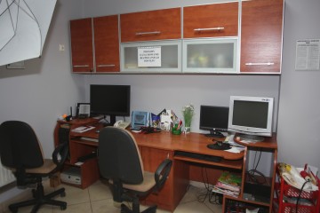 Sprzedam ładne i  funkcjonalne dwa biurka i cztery szafki