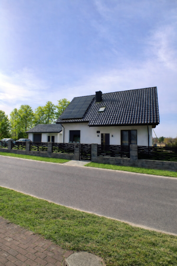 Dom pod klucz 130 m&sup2; z fotowoltaiką 10 kW i p. ciepła Rzg&oacute;w
