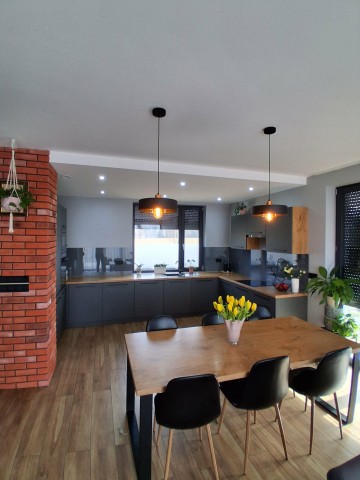 Dom pod klucz 130 m&sup2; z fotowoltaiką 10 kW i p. ciepła Rzg&oacute;w