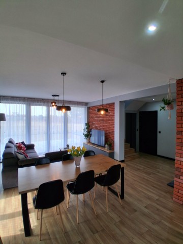 Dom pod klucz 130 m&sup2; z fotowoltaiką 10 kW i p. ciepła Rzg&oacute;w