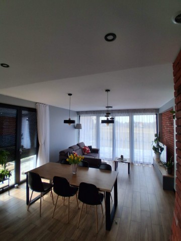 Dom pod klucz 130 m&sup2; z fotowoltaiką 10 kW i p. ciepła Rzg&oacute;w