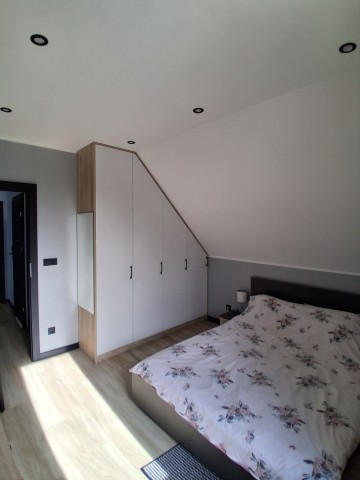 Dom pod klucz 130 m&sup2; z fotowoltaiką 10 kW i p. ciepła Rzg&oacute;w