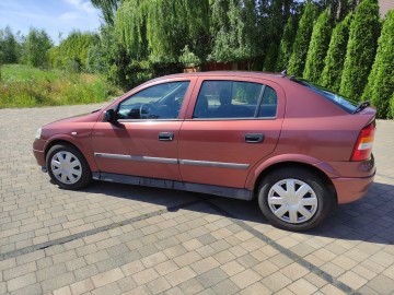 Opla Astrę 1.8 16v benzyna rocznik 2001.