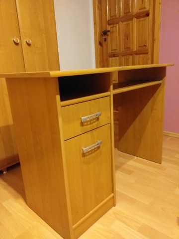 Wersalka, biurko, krzesło biurowe, dywan