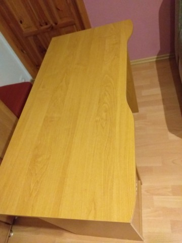 Wersalka, biurko, krzesło biurowe, dywan