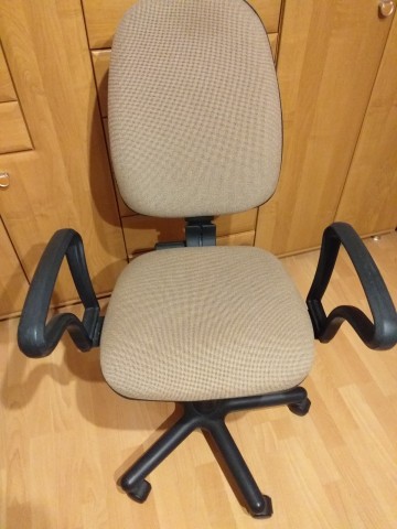 Wersalka, biurko, krzesło biurowe, dywan