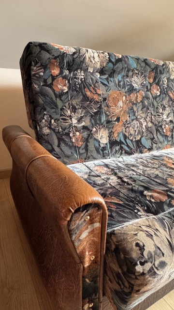 Wersalka, biurko, krzesło biurowe, dywan