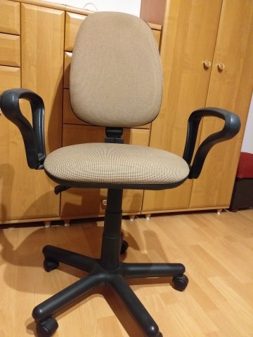 Wersalka, biurko, krzesło biurowe, dywan