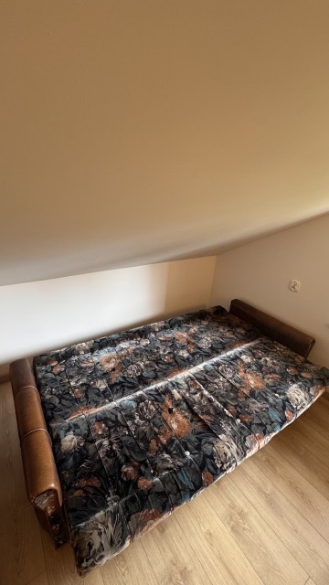 Wersalka, biurko, krzesło biurowe, dywan